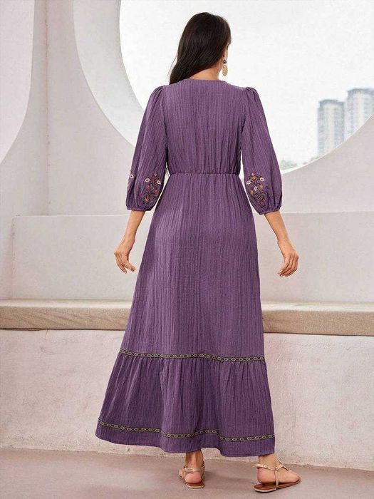 Лилава рокля с дълъг ръкав и цветни бродерии