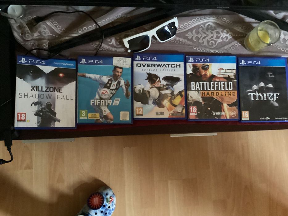 PlayStation 4 1 tb с 5 игри и два джойстика