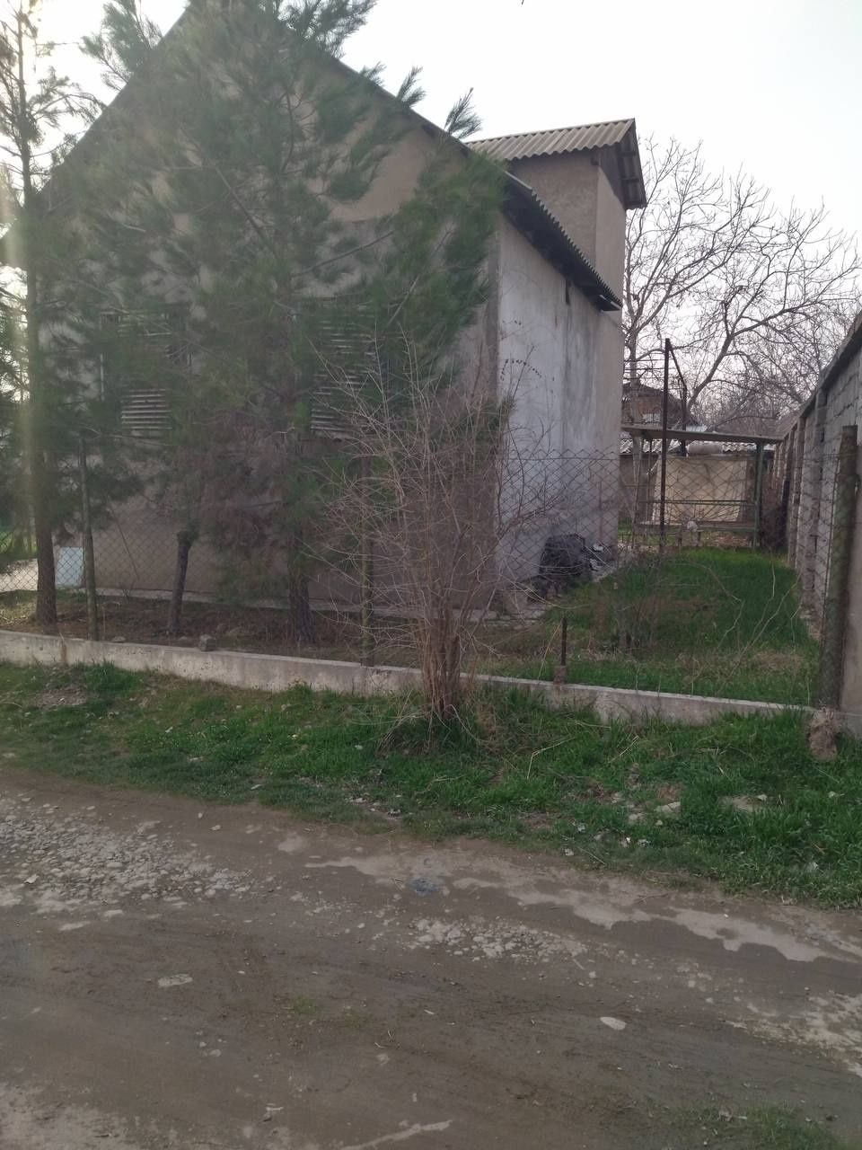 Куй- чирчикский р-н дочный поселок Махкам боги. 5 соток. Вода, свет ес