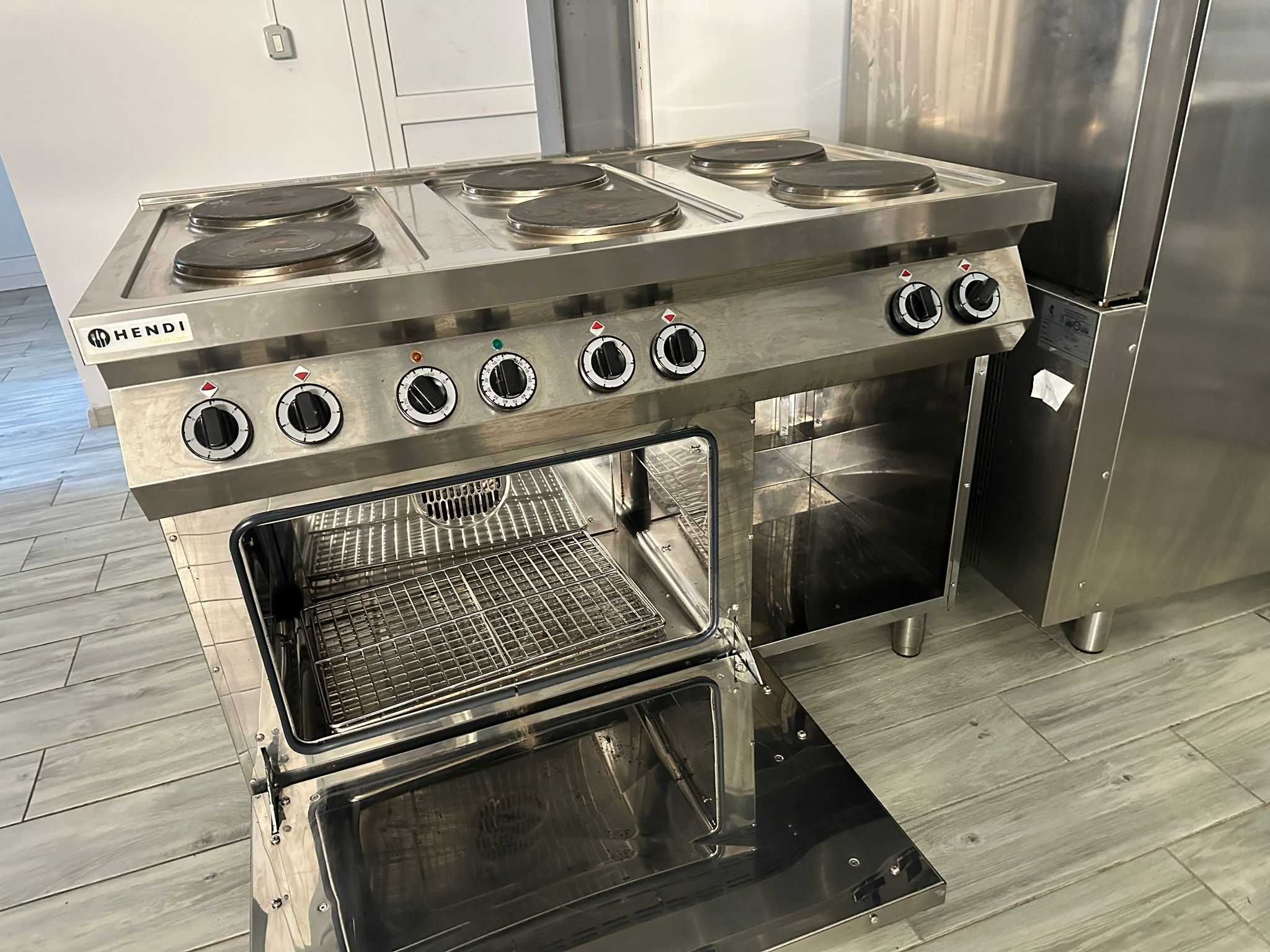ARAGAZ ELECTRIC HENDI KITCHEN LINE cu 6 plite si cuptor convectie