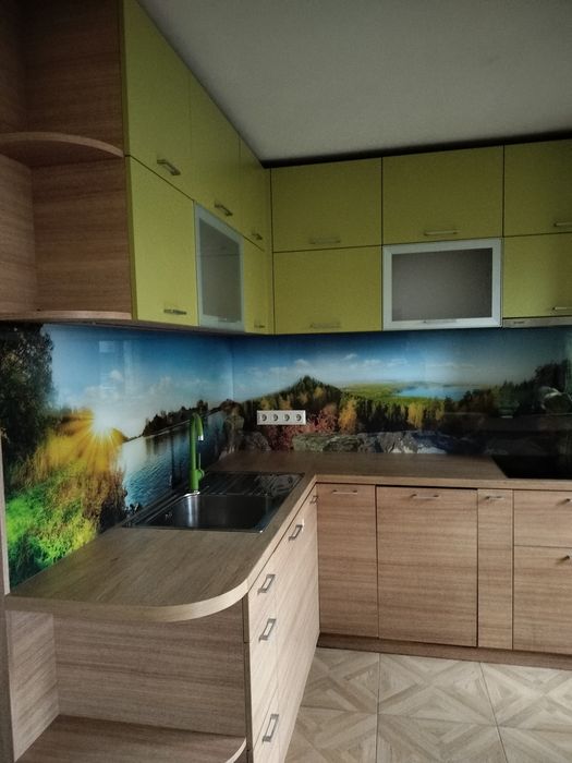 Ъглова кухня с вградени уреди