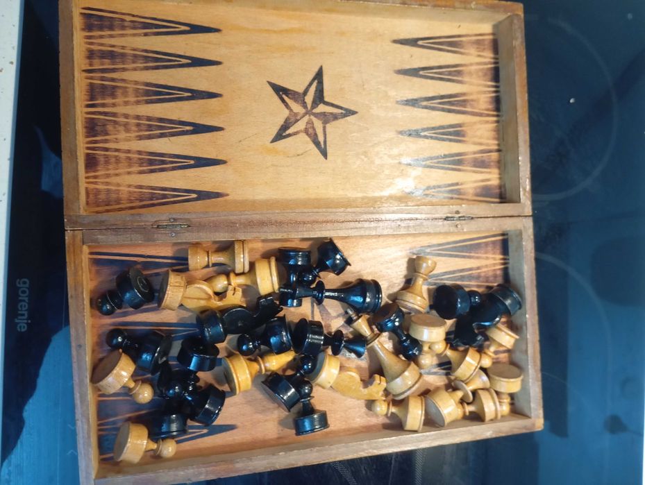 Шах с дървени фигури