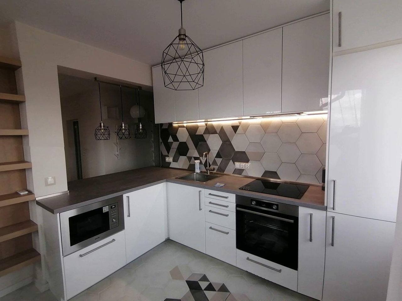 Дава се под наем Тристаен апартамент в София, Бенковски - 90 кв.м за 700 € - Снимка #1