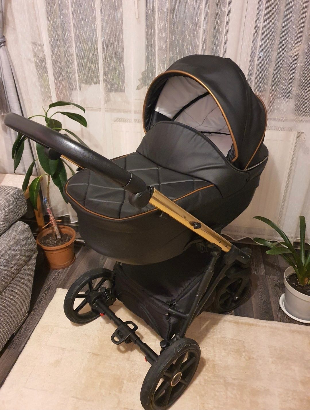 Carucior Paradise Baby din piele neagra cu detalii aurii