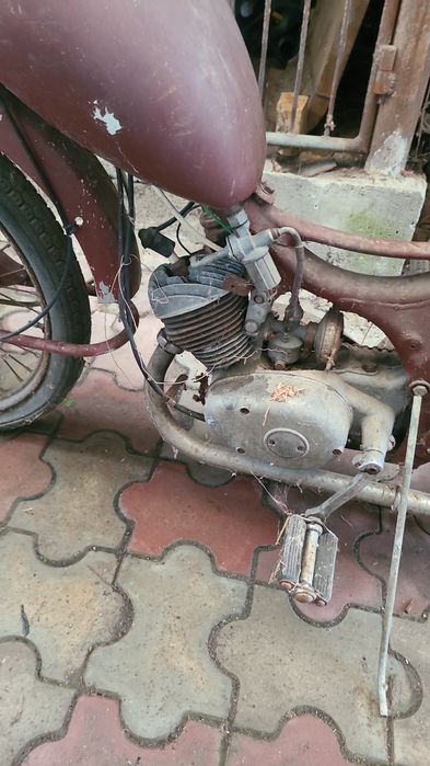 Vând motoreta veche  pentru piese sau proiect.  marca Simson Petru pie