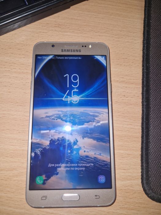 Смартфон Samsung Galaxy J7 (2016) золотистый