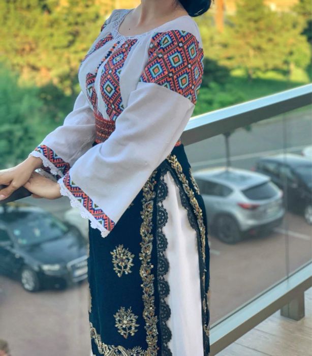 Ie pe panza de casa traditionala populara