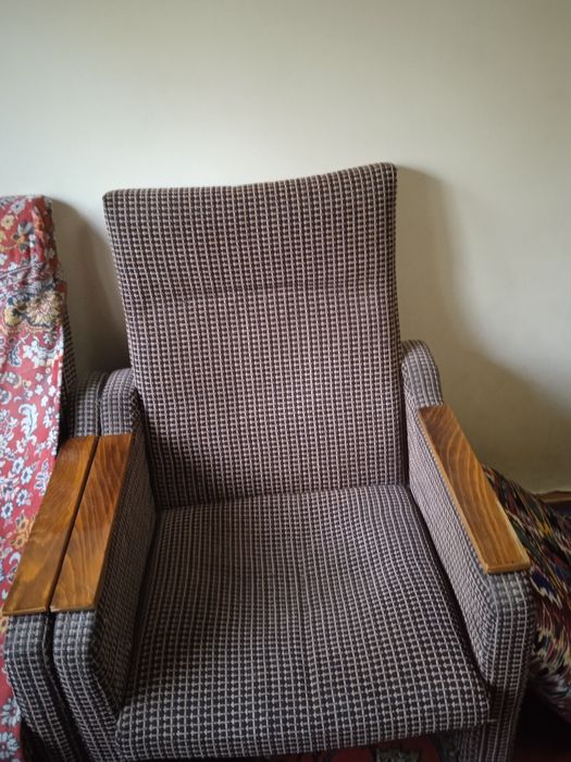 Qadimgi boʻlgan tremo, 2 Dana kreslo,stenka