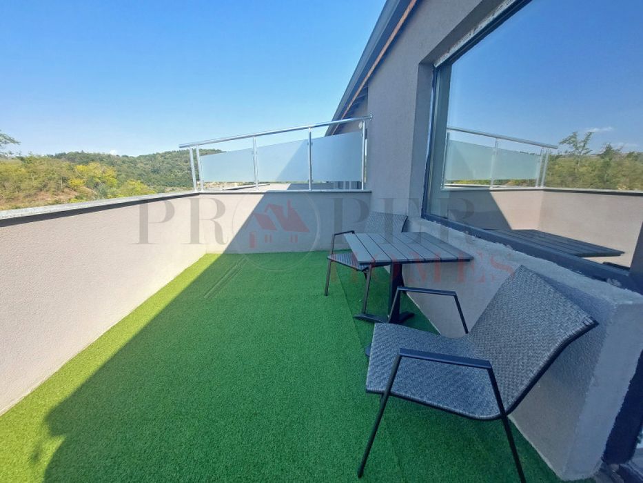 Отличен Мезонет с Две Спални в Центъра