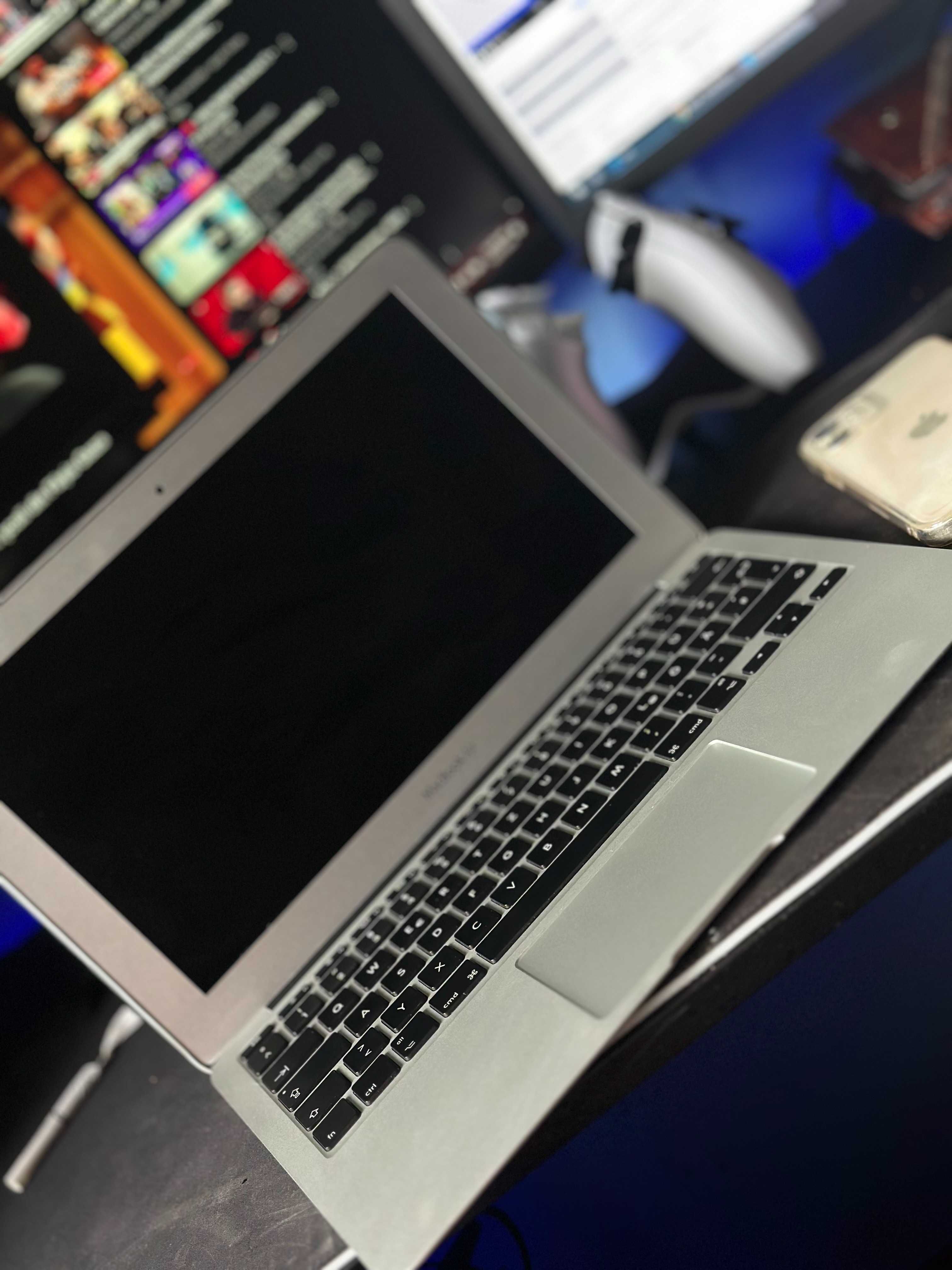 MacBook Air 11" Mid 2011, 64GB, nu se aprinde