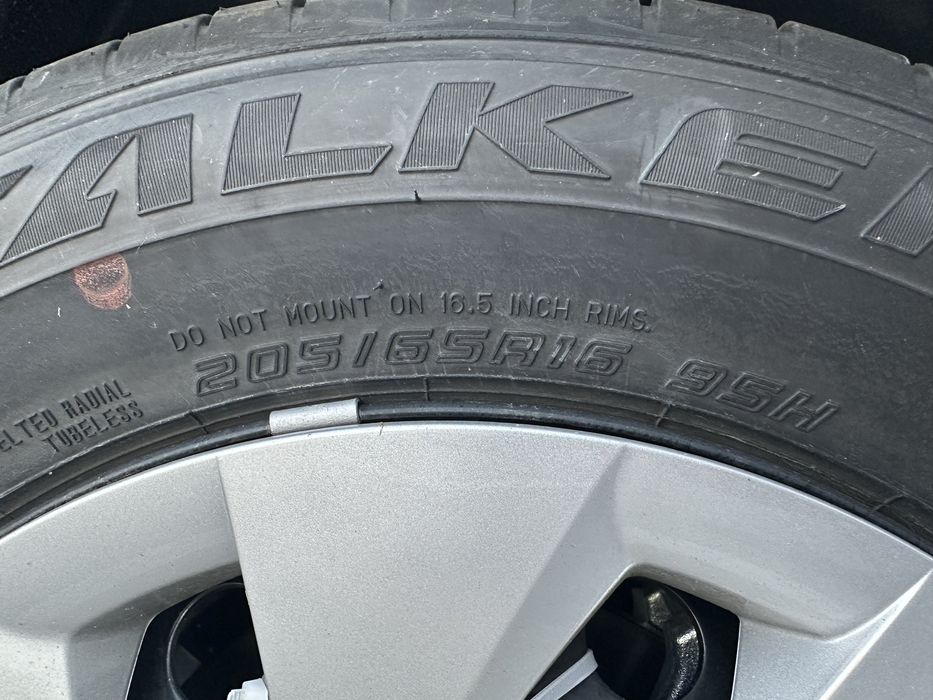 Vand 4 cauciucuri de vara Falken 205/65:16 folosite 1.000 km