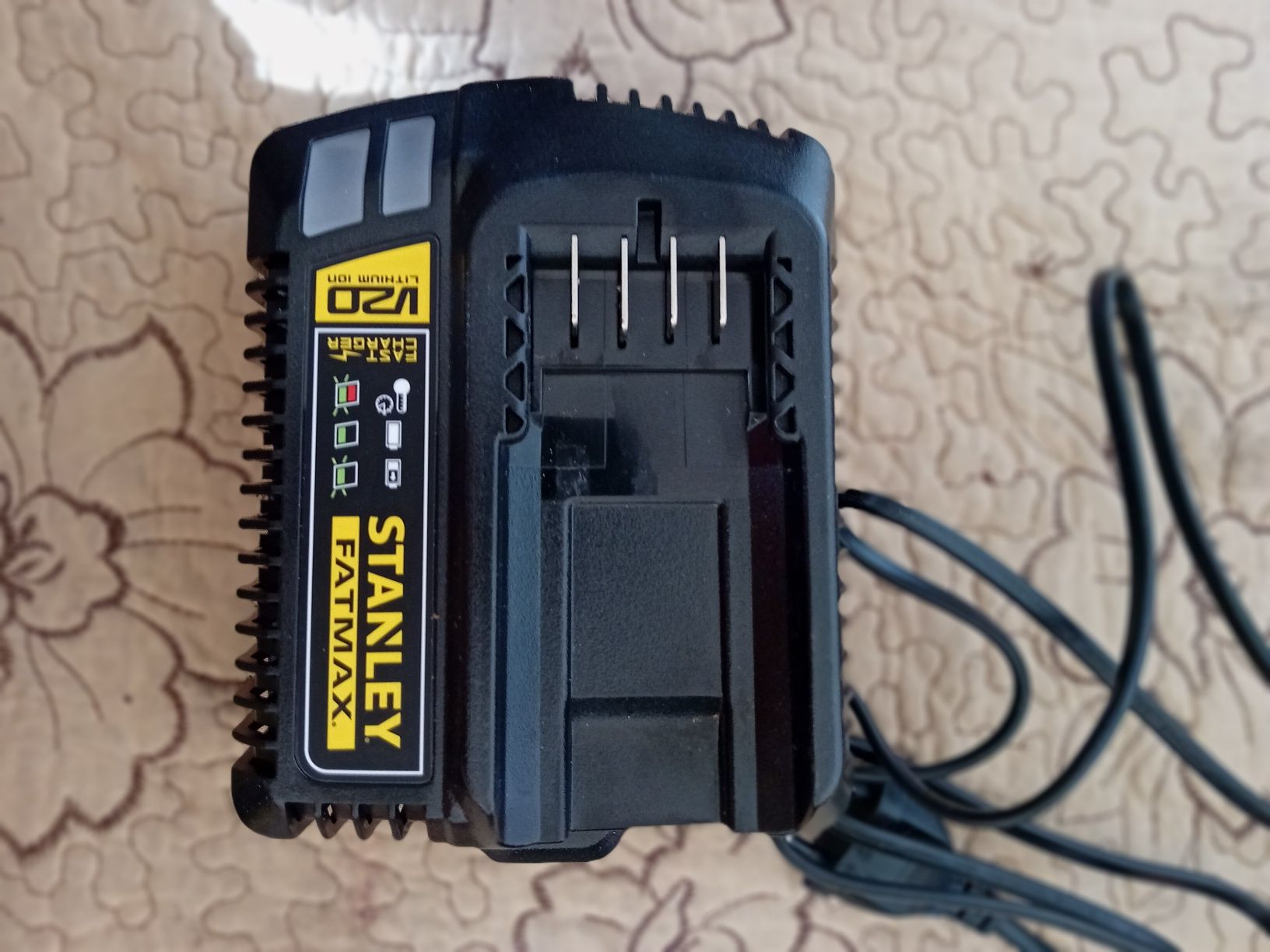 Vând încărcător bormașină, STANLEY FATMAX 18V 4A fast charged, nou.