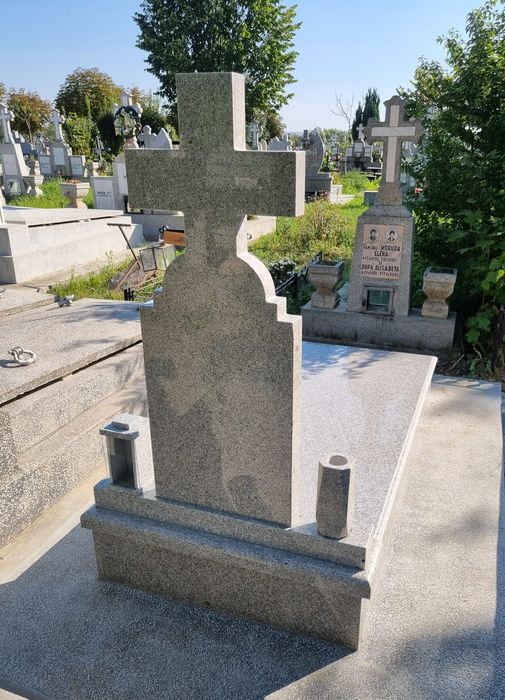 Vând monumente funerare