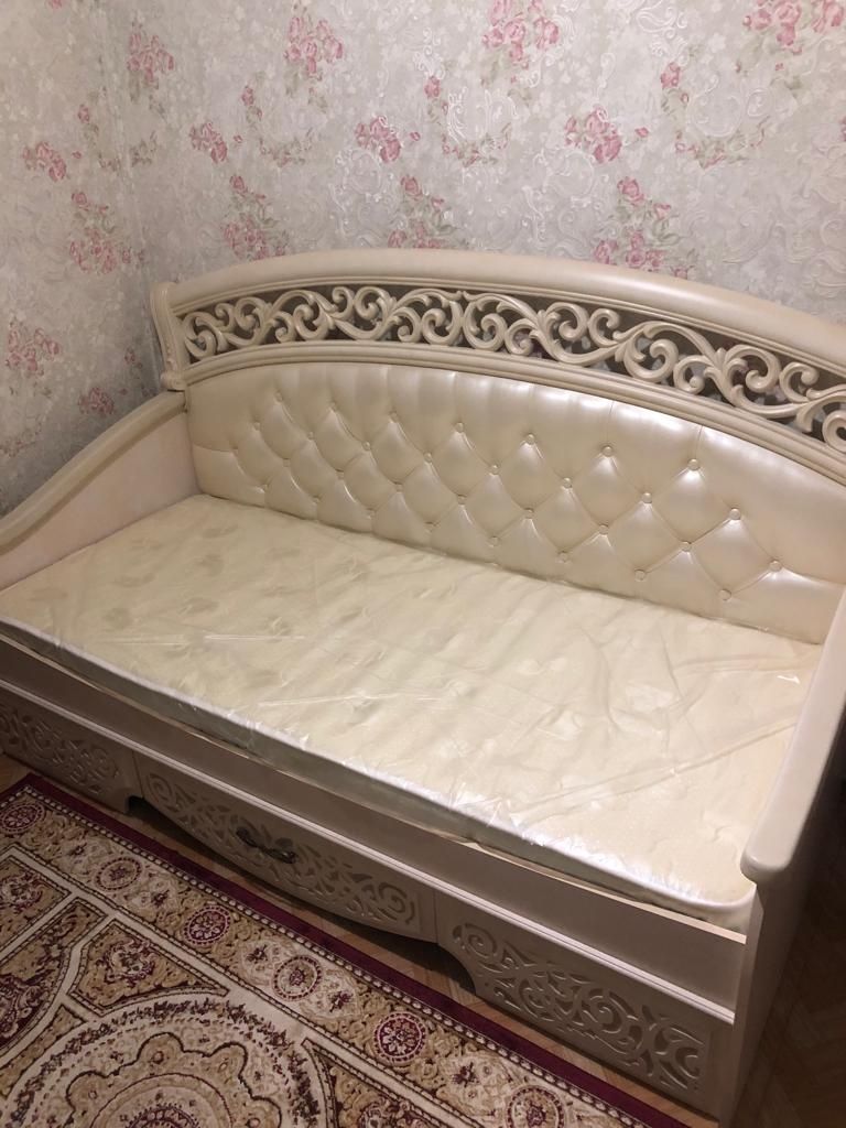 Белоруский шкаф, тумбочка, диван