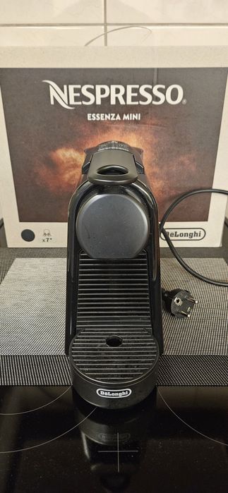 Aparat de cafea DeLonghi Nespresso Essenza Mini + capsule