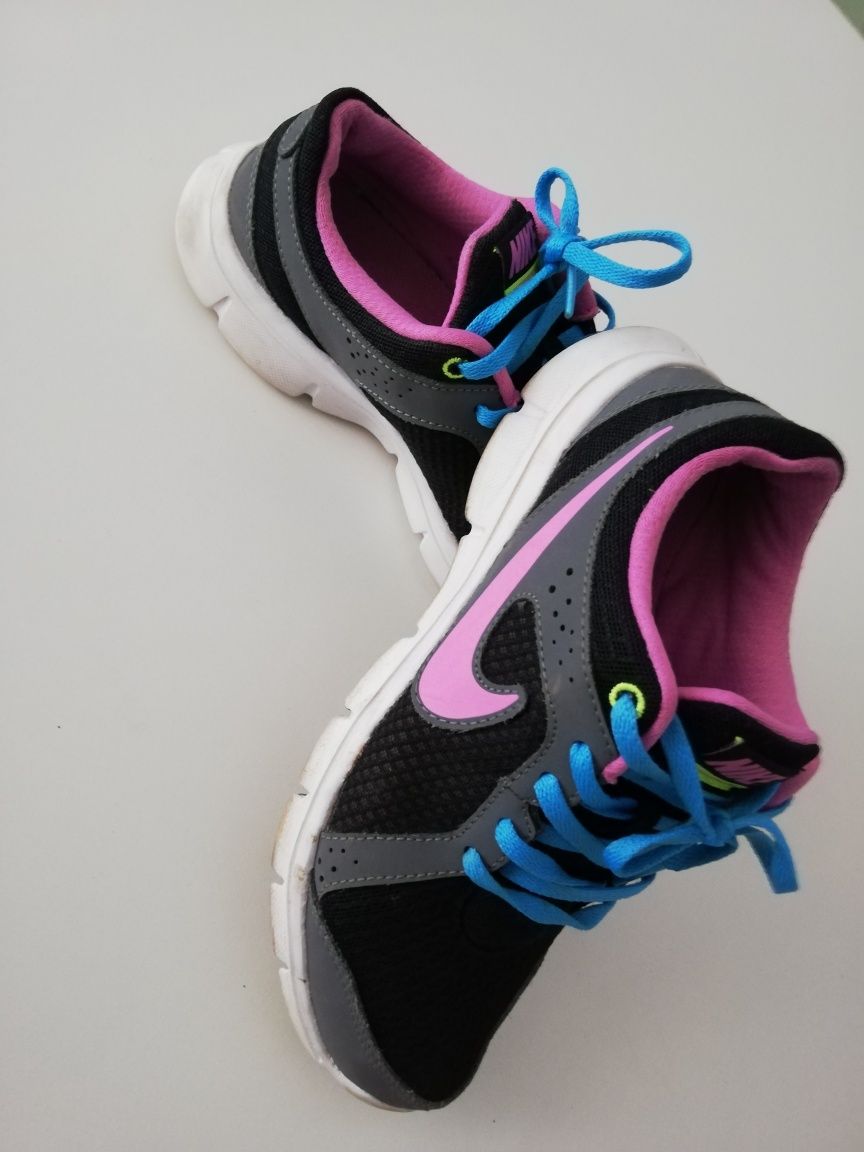 Adidași Nike, mărimea 36