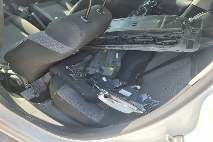 portiera stanga dreapta aripa navigatie motoras macara geam broasca stanga dreapta fata spate Citroen C3 3 motor 1.2 benzina Dezmembrez