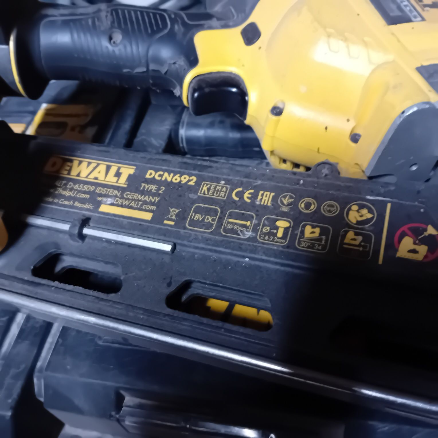 Тракер Dewalt 692