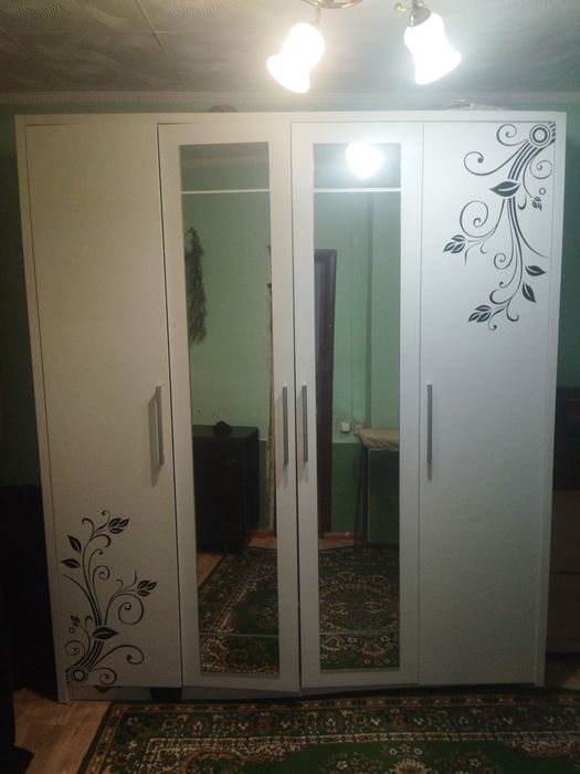 Красивый шкаф для одежды