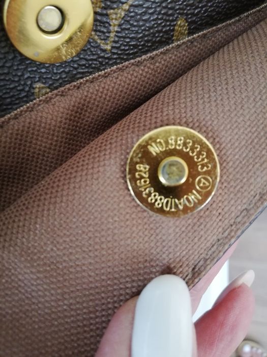 Geantă LOUIS VUITTON, model poștaș pentru LEPTOP.