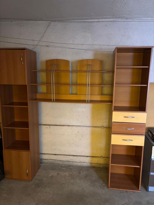 De vânzare bibliotecă și dulap.