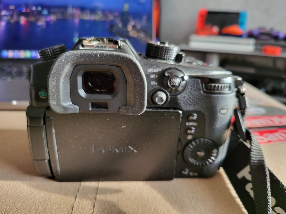 Panasonic Gh5 с две батерии и три мемори карти