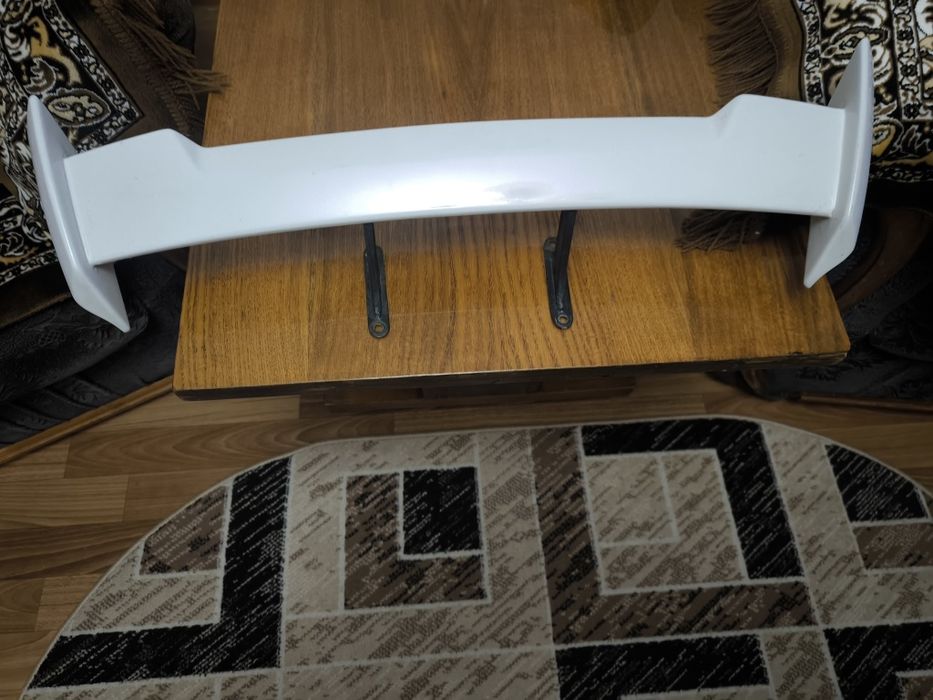 Продам спойлер на машину отличный.