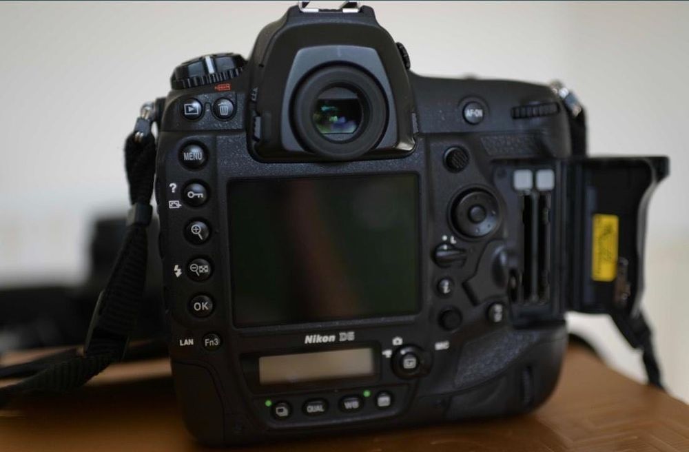 Vând Nikon D5, stare impecabila