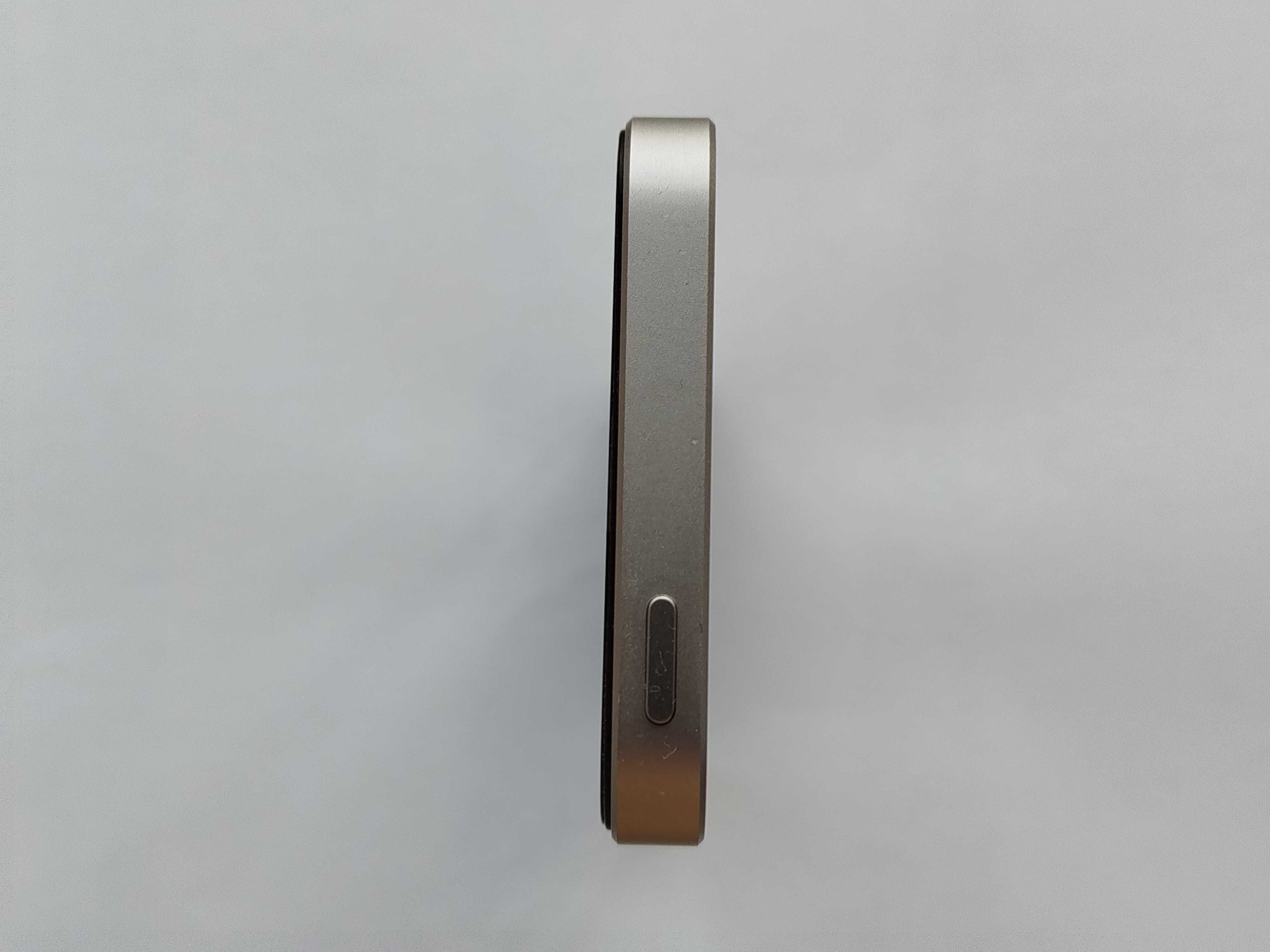 iPhone 5S със зарядно и слушалки