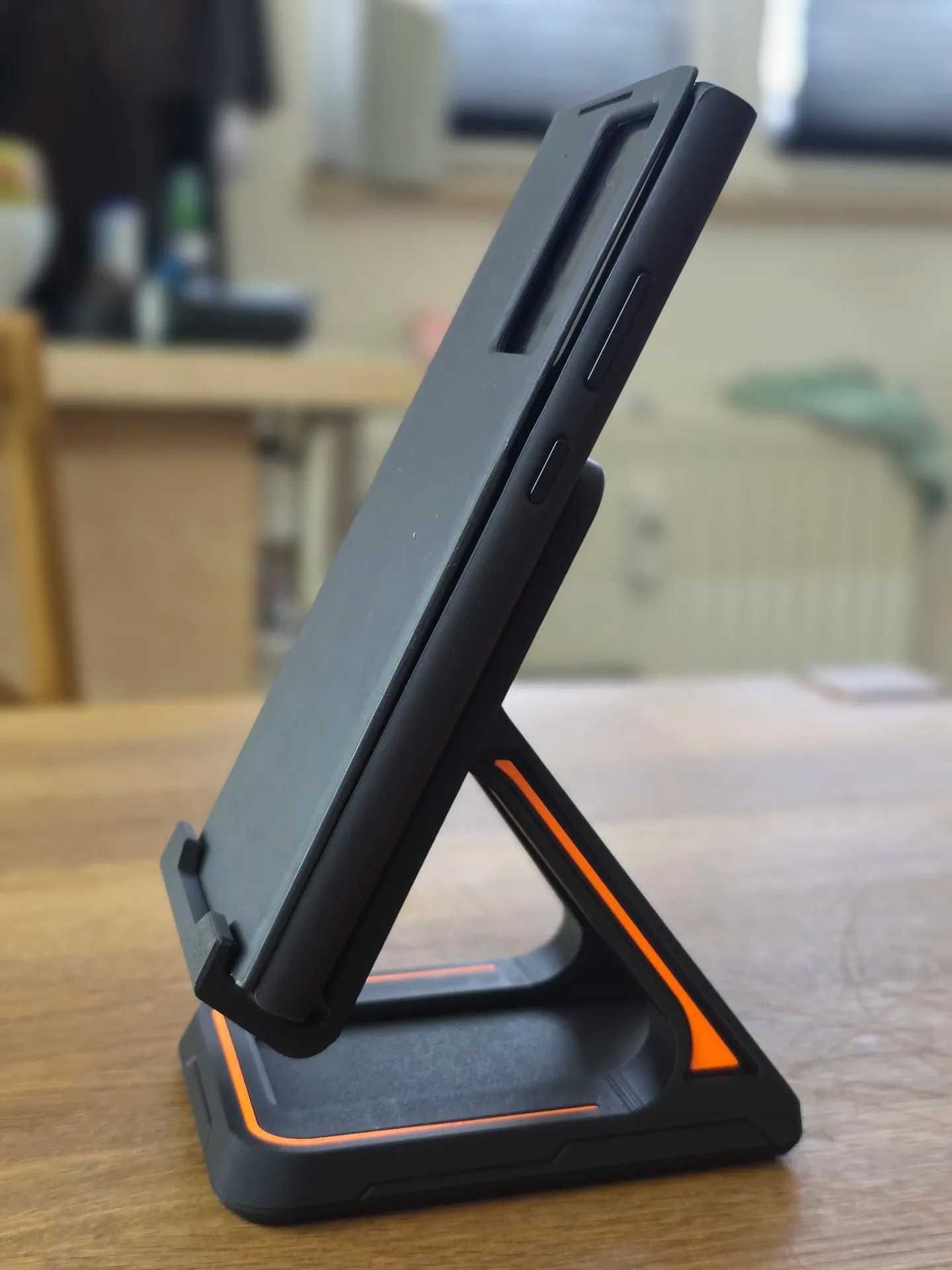 Стойка за Телефон с футуристичен дизайн (3D принт)