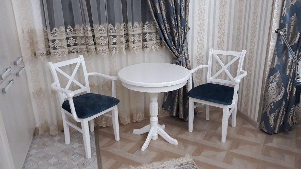 Мебель для гостиной стол+6 стульев из натурального дерева .