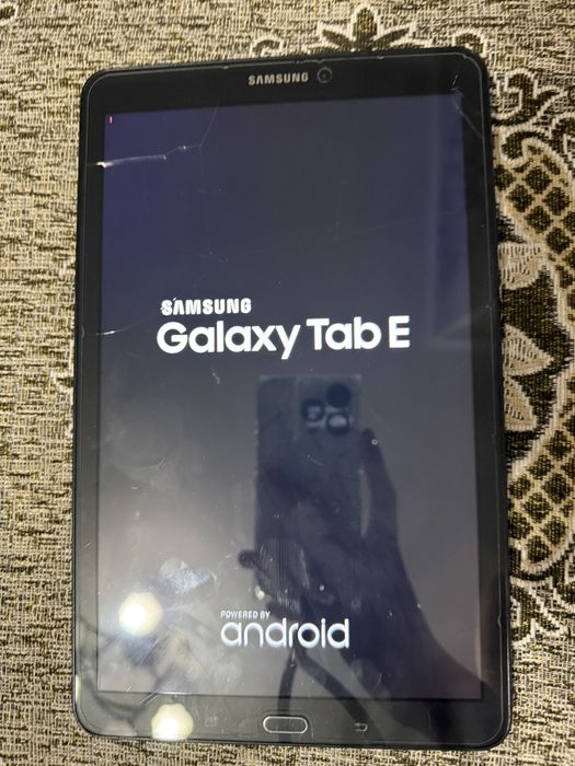 Продам планшет самсунг таб е