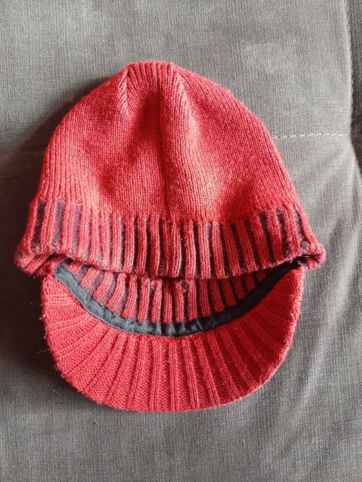 Дамска червена шапка с козирка