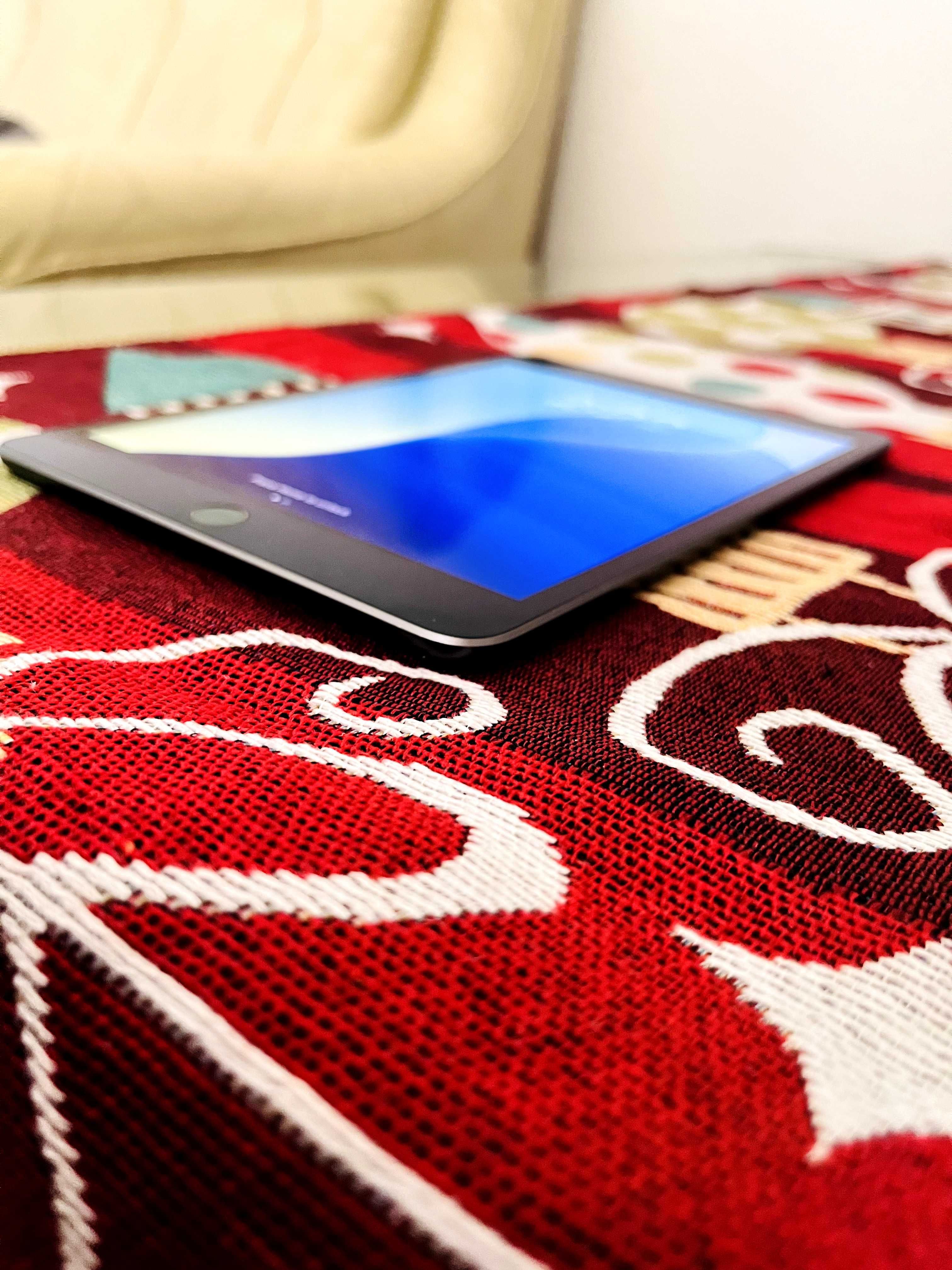 Apple iPad Mini 5th Gen 7.9in Mid 2019, A2124 64GB Wi-Fi+Cellular