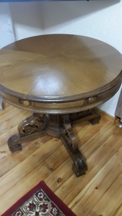 Старинный дубовый круглый стол