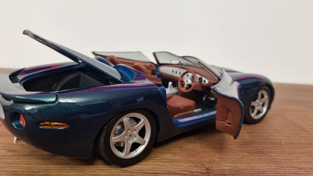 JAGUAR XK180 1:18 macheta