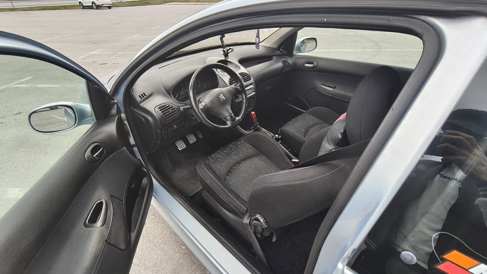 Продавам пежо 206