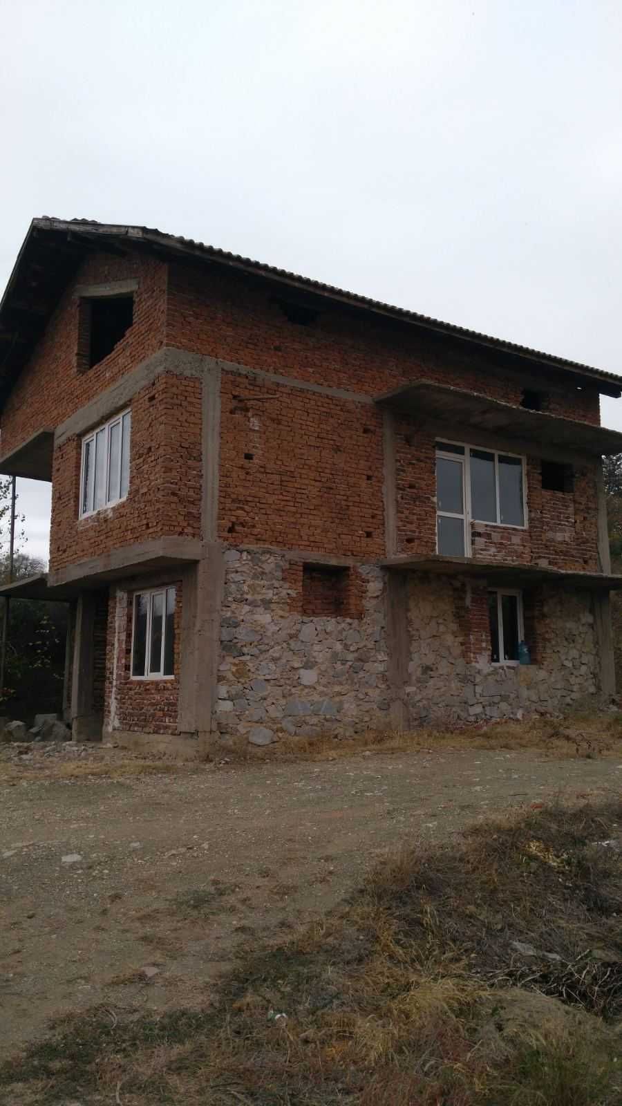 Просторна триетажна къща