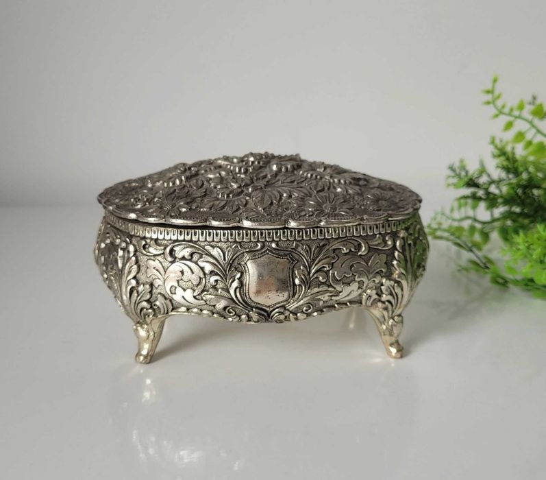 Cutie de bijuterii sau casetă decorativă din metal argintat,