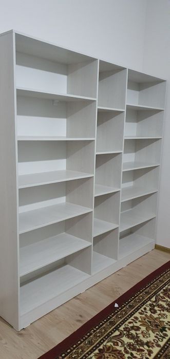 Kitoblar va buyumlar uchun maxsus javon