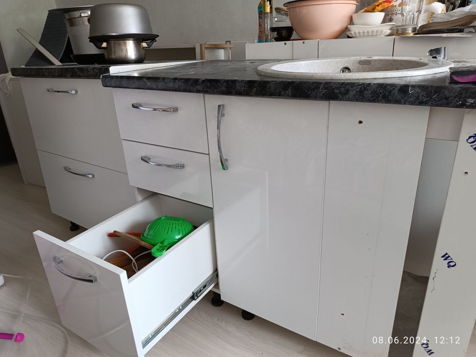 Продам кух гарнитур б/у в хорошем состоянии. Белого цвета. Срочно.