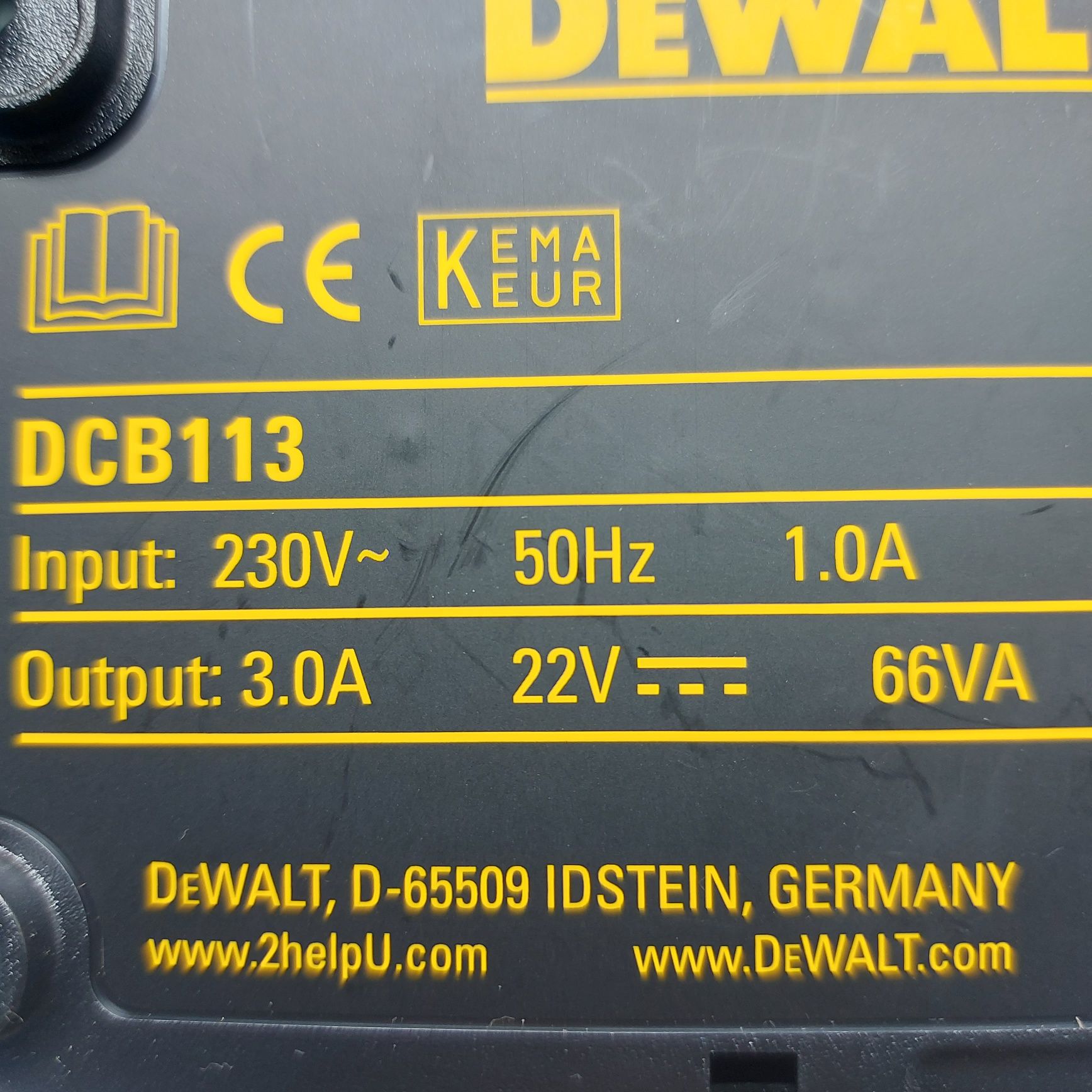 Ново зарядно Dewalt DCB113