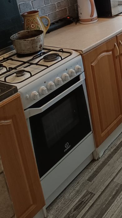 Продам газовую плиту