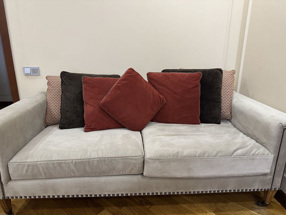 Диван с подушками  и  кресло