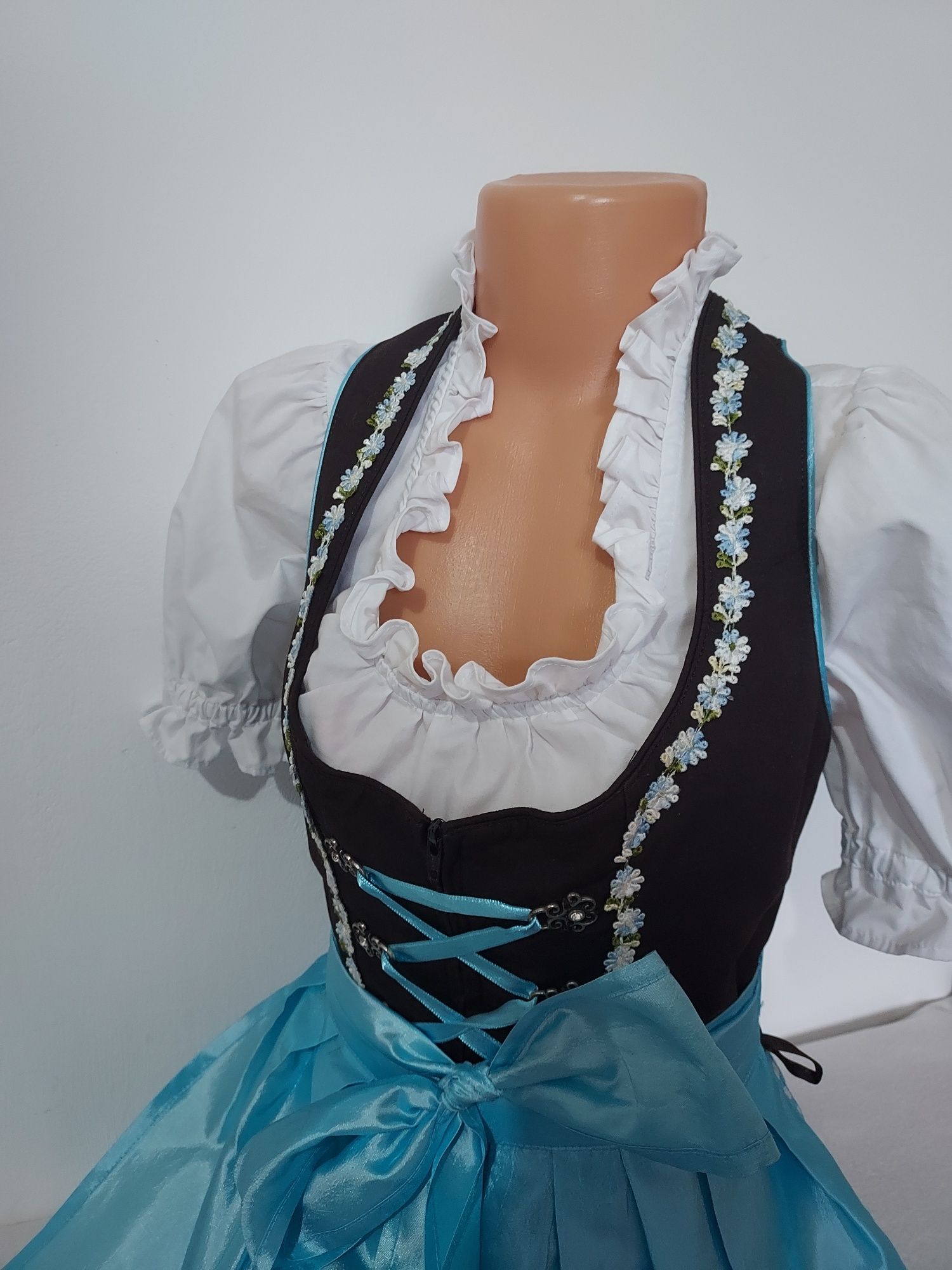 Dirndl marime 34 bavareza tiroleza Oktoberfest