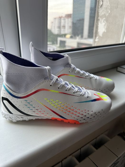 Новые футбольные бутсы. Подойдут на размер 37