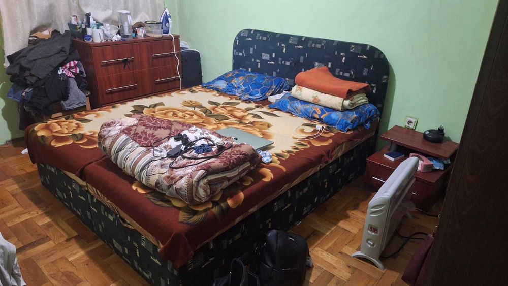 Продавам кухненски шкафове холна секция и спалня,и диван