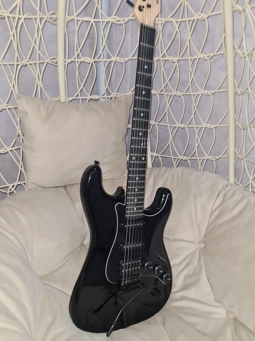 Продам электро гитару  почти новая