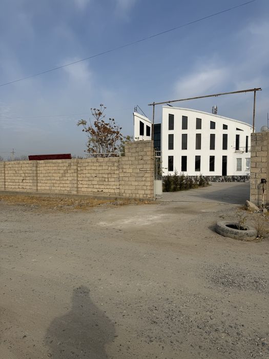 Навоий шахрининг саноат зонасида жойлашган база ва нотурар бино сотила