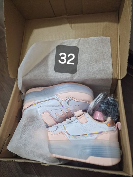 Adidasi cu role detașabile